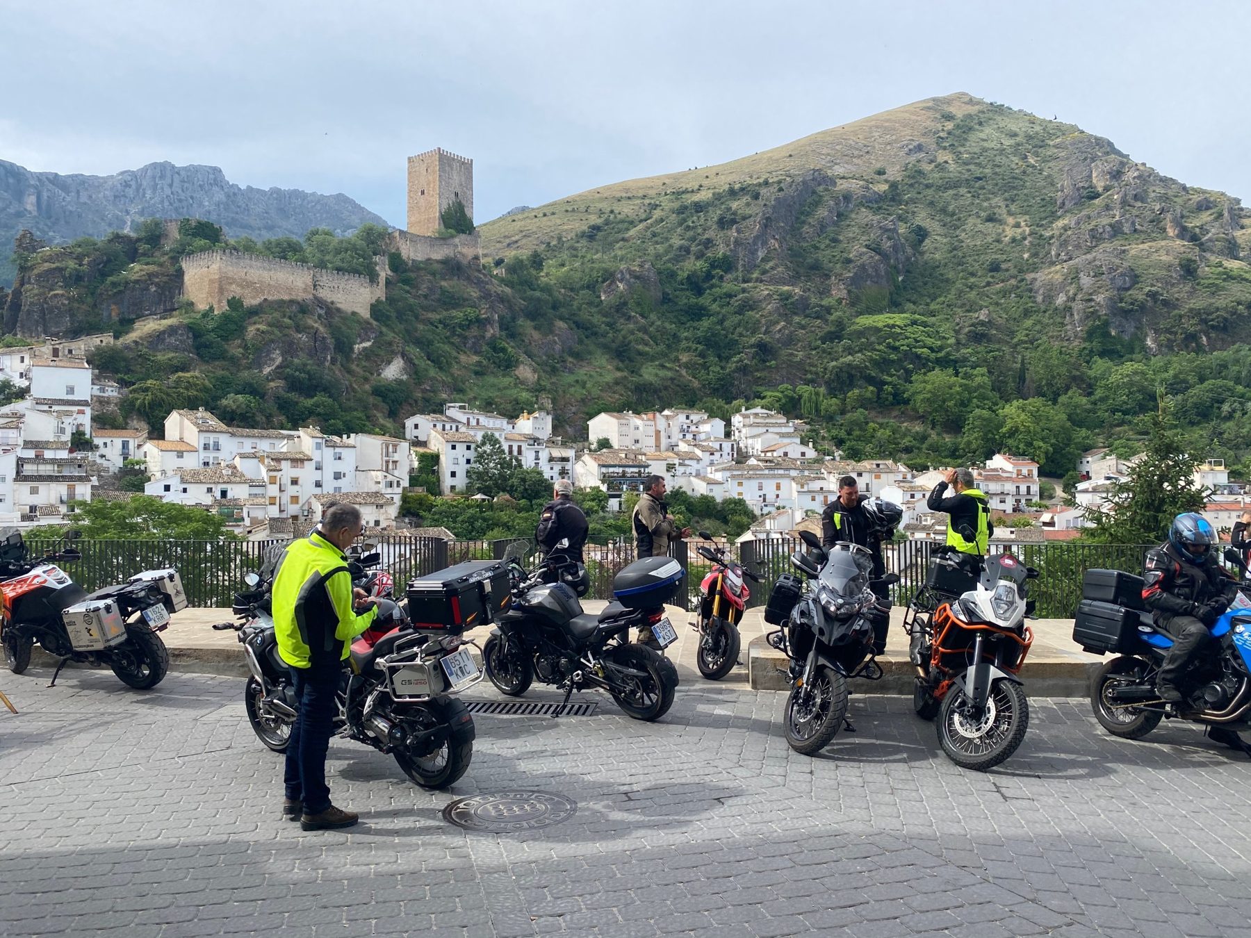 Motos del grupo en un mirador frente a Cazorla