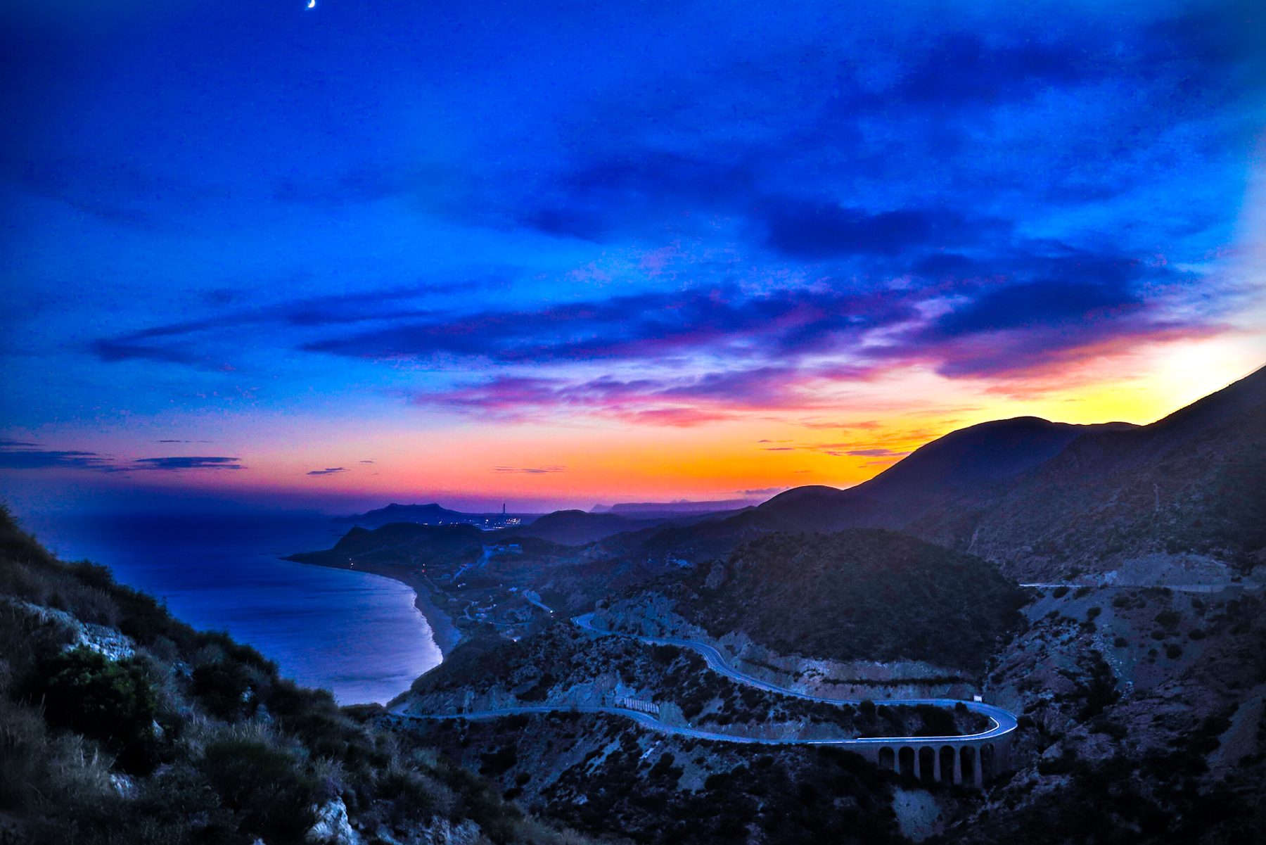 Carretera de costa al atardecer en Almería